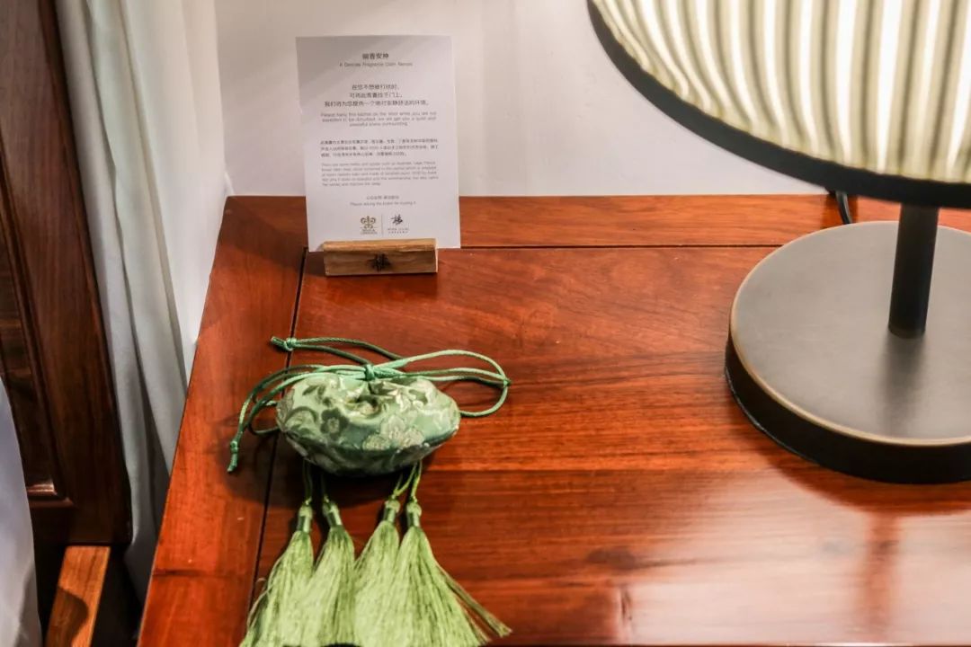 摇船前往酒店，睡在百花深处|杭州最仙儿的打开方式叫紫萱！