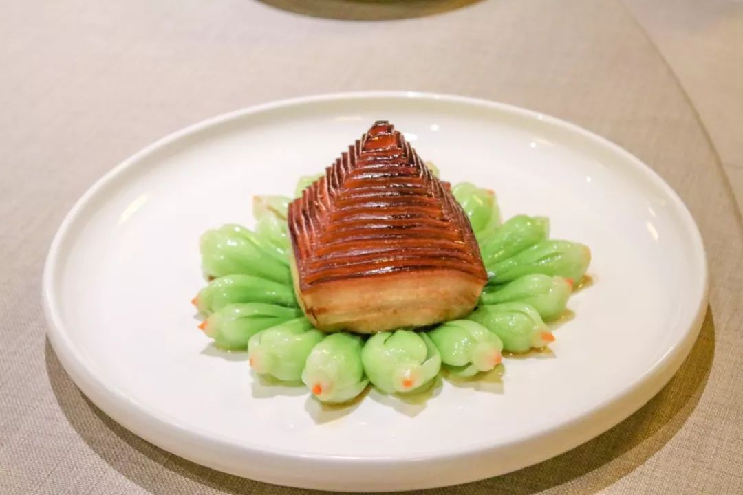 摇船前往酒店，睡在百花深处|杭州最仙儿的打开方式叫紫萱！