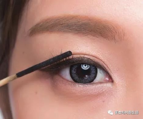 温柔又元气的杏粉色妆容,粉色系光泽感妆容