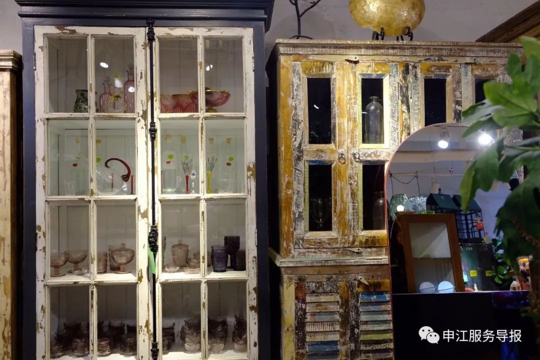 非常隐蔽的秘密基地藏在地板下,神秘的仓库到底隐藏着什么秘密