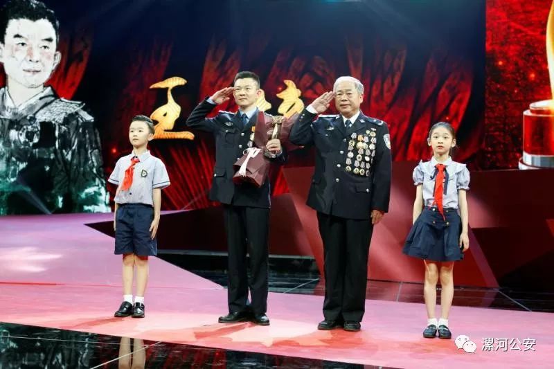 致敬！漯河英雄特警王培再添殊荣，荣获2018“感动中原”十大年度人物