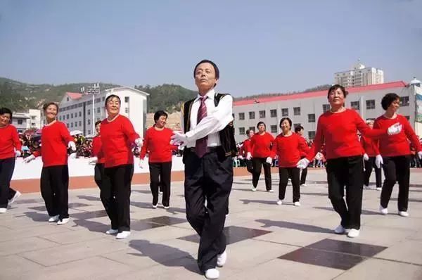 爬行运动专家讲解,中老年适合爬行运动