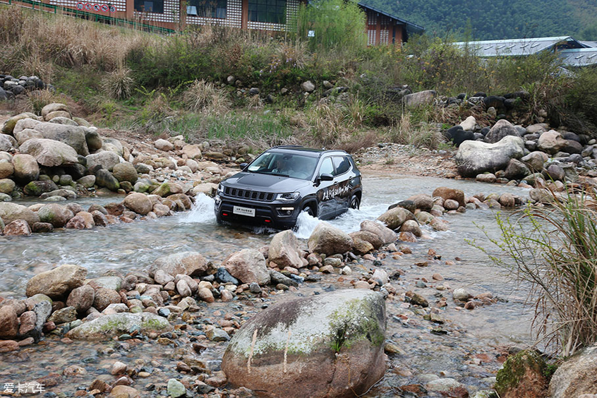 全新jeep指南者四缸1.3t介绍,四驱强油耗高测试新款jeep指南者