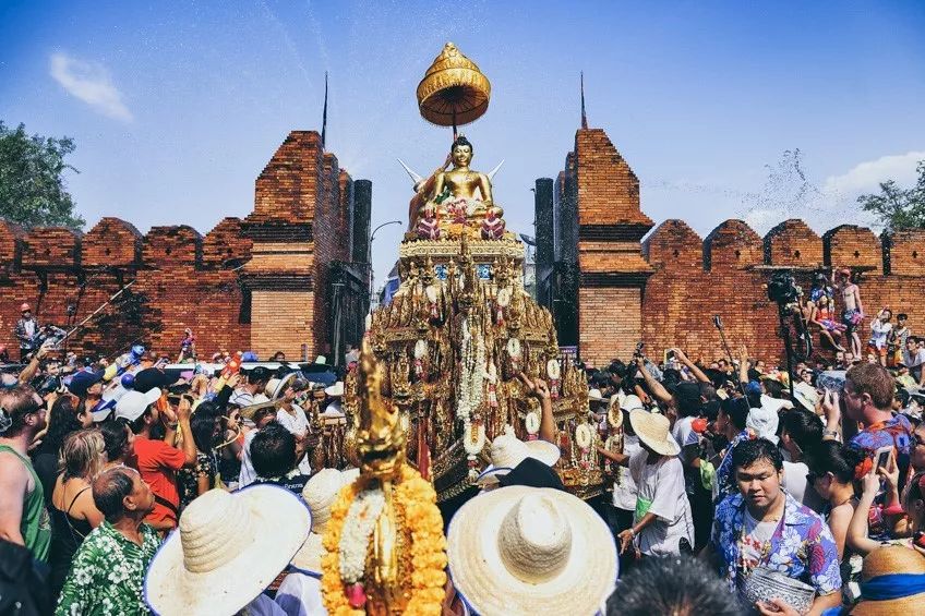 泼水节狂欢泰国,19年清迈泼水节真的太爽了