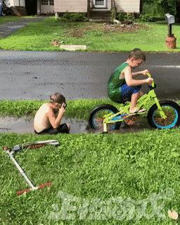 正经GIF囧图:女人不要和男人比骚,地铁上的泳装让人把持不住