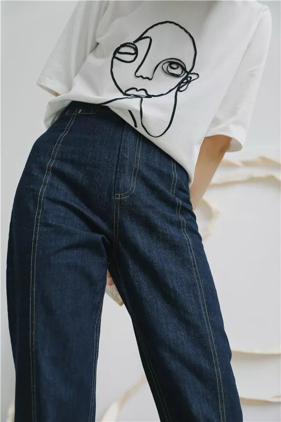 刘雯*服私**里出镜率最高的三种风格短袖，就这么穿了！