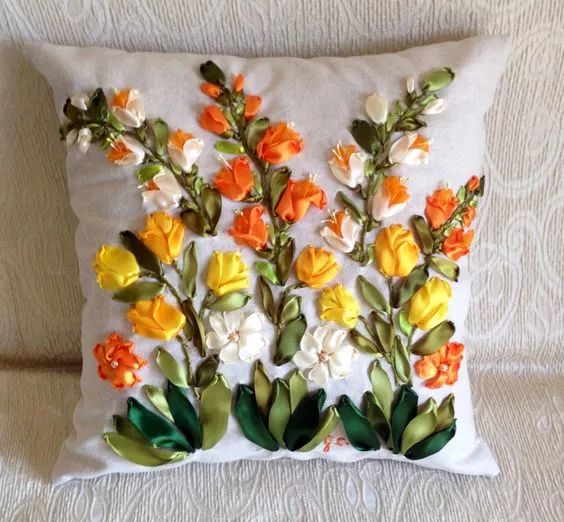 抱枕买个纯色的就够，这样缝几针，要多美有多美！