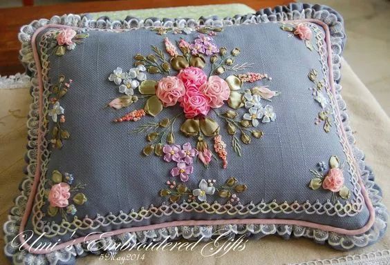 抱枕买个纯色的就够，这样缝几针，要多美有多美！