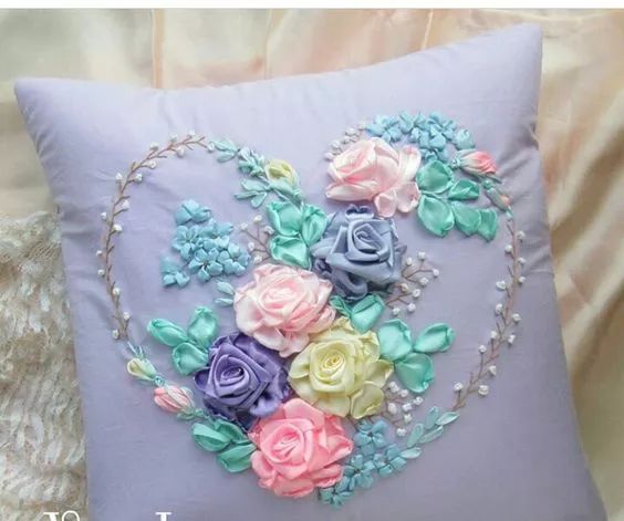 抱枕买个纯色的就够，这样缝几针，要多美有多美！