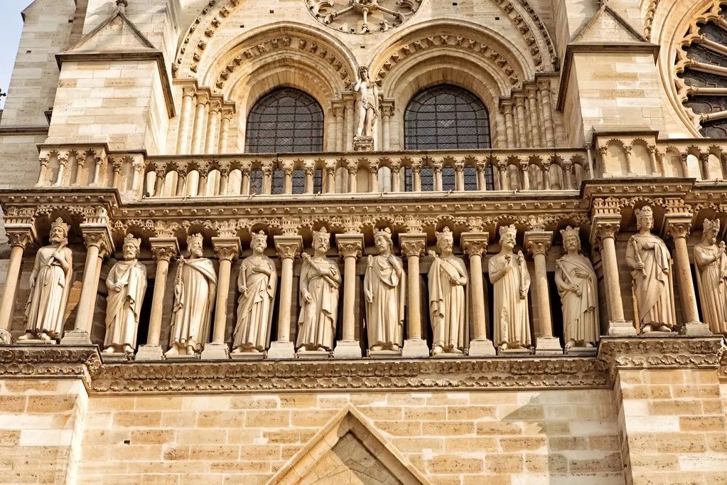 巴黎圣母院是如何被烧毁的,巴黎圣母院失去教堂功能多年