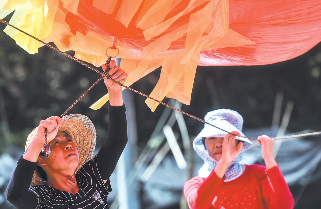 田间为啥飘起红气球人民日报报道成都“土发明”