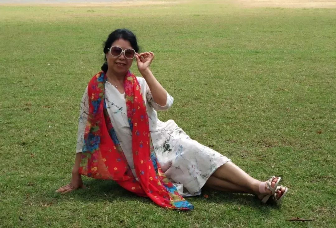 喜煞了！中国大妈外出旅游标准动作合辑！一招大雁南飞炫翻天！