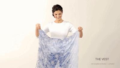 春天方丝巾怎么系好看,丝巾这样系简单时尚又清爽