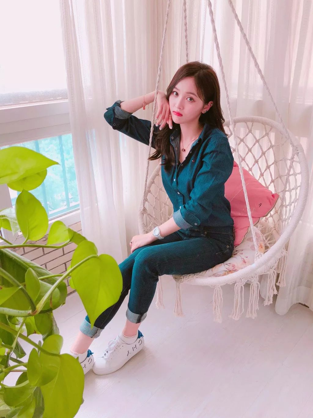 吴宣仪穿深v长裙,吴宣仪深v长裙