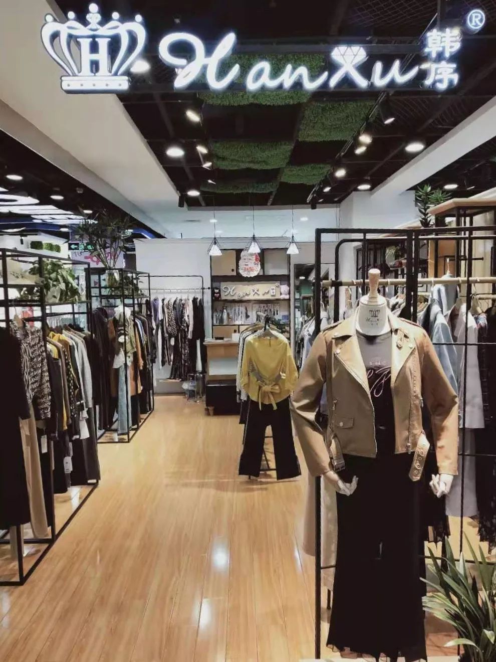 十堰美女千千万,昨天邮电街上就占了一大半!啥情况?