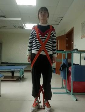 站姿不对会出现脊柱侧弯,坐姿不正确导致脊柱侧弯视频