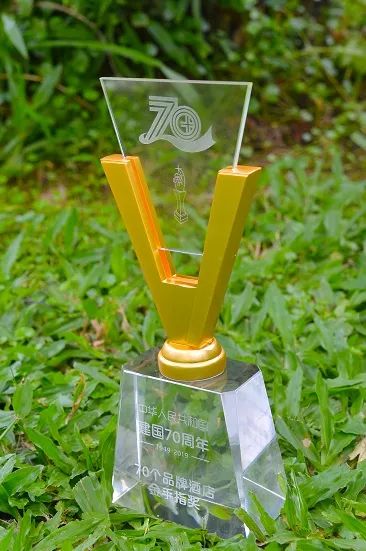 【资讯】银泰酒店喜获“建国70周年·70个品牌酒店金手指奖”