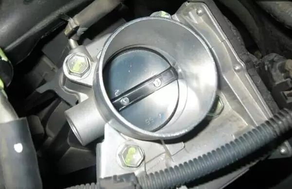 怎样清洗节气门正确步骤,保养清洗节气门油路