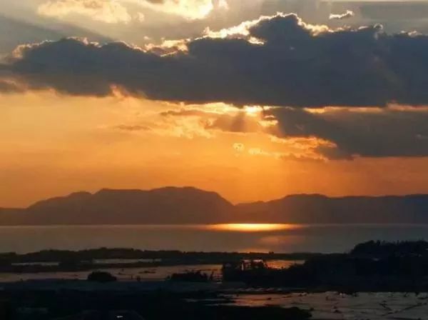 昆明滇池湖畔的美景美的让人陶醉,滇池的落日依旧那么美
