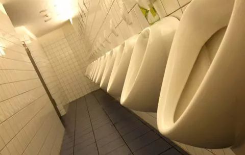 半夜被尿憋醒还出汗怎么回事,半夜4点多被尿憋醒后睡不着了