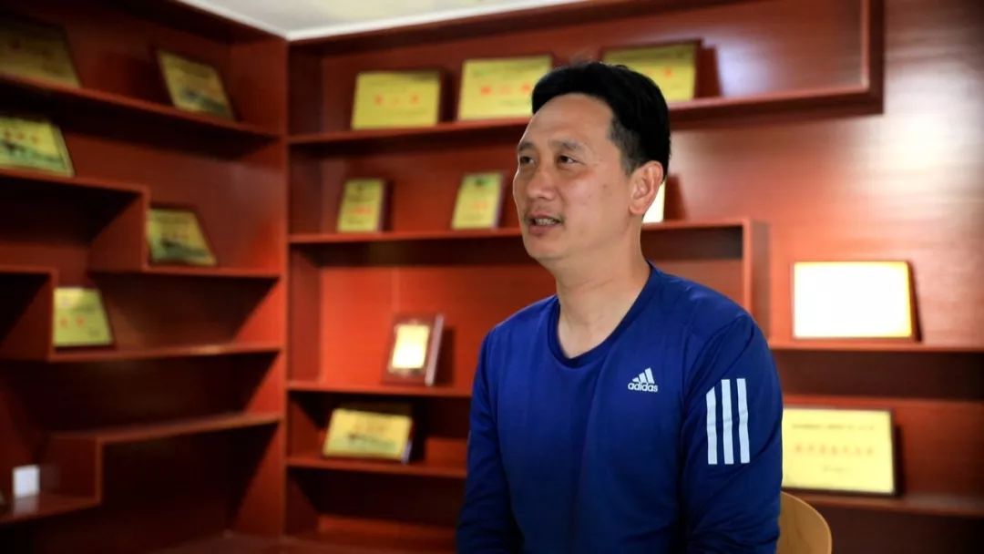 向劳动模范们致敬,向全国所有的劳动模范致敬