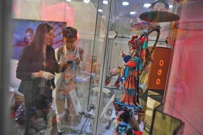 世园会非遗展品融入冬奥元素燕京八景制成书签