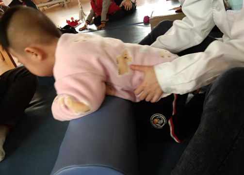 脑瘫儿童头往后仰怎么锻炼,脑瘫儿童抽搐四肢无力怎么办