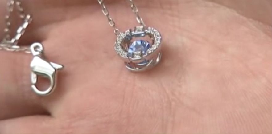 朋友送的施华洛世奇好像是假的,男友送包去店里发现是假货