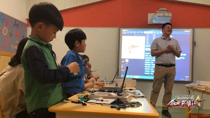 败也电脑,成也电脑,他研发130种模块积木,以编程启蒙实现教师梦