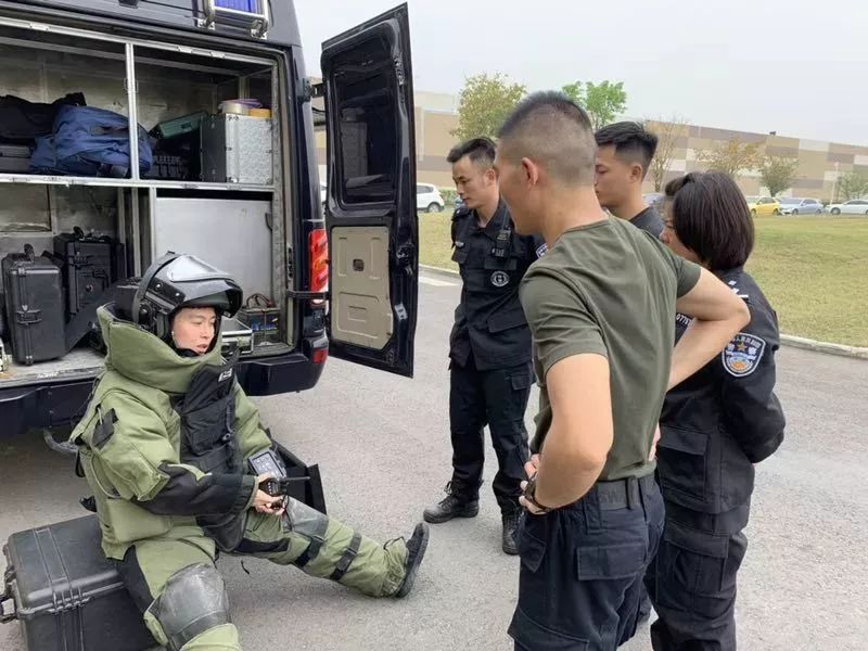 成都市公安局特警支队,成都特警深夜检查