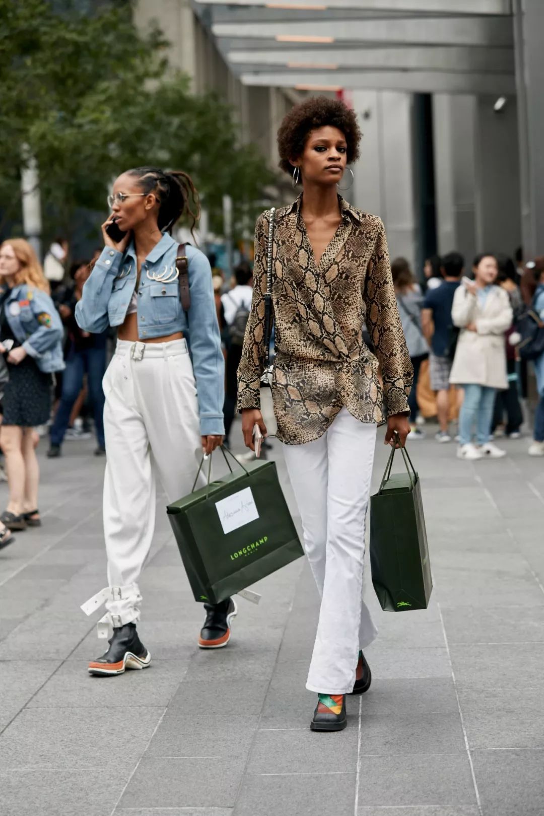 衬衫显瘦系法,衬衫最上面扣子太紧怎么办