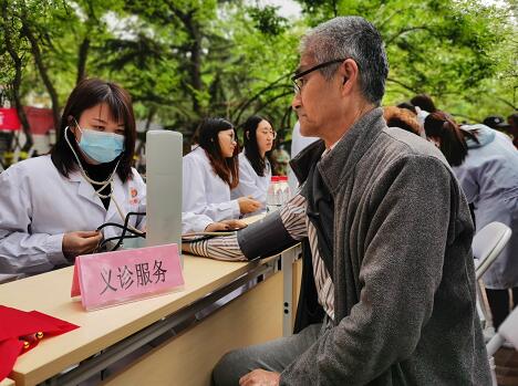 大学生参与“爱心认购”和平街街道助力“精准惠老”