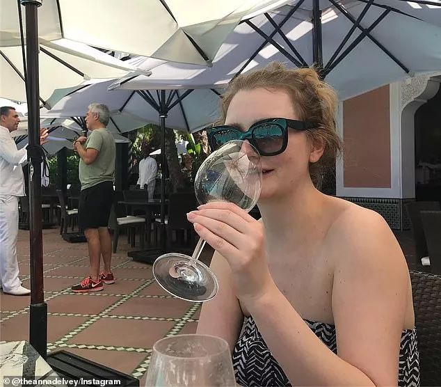 骗哭纽约上流圈,上被告席穿得像走秀,这位要被拍成美剧的假名媛终于被判刑了