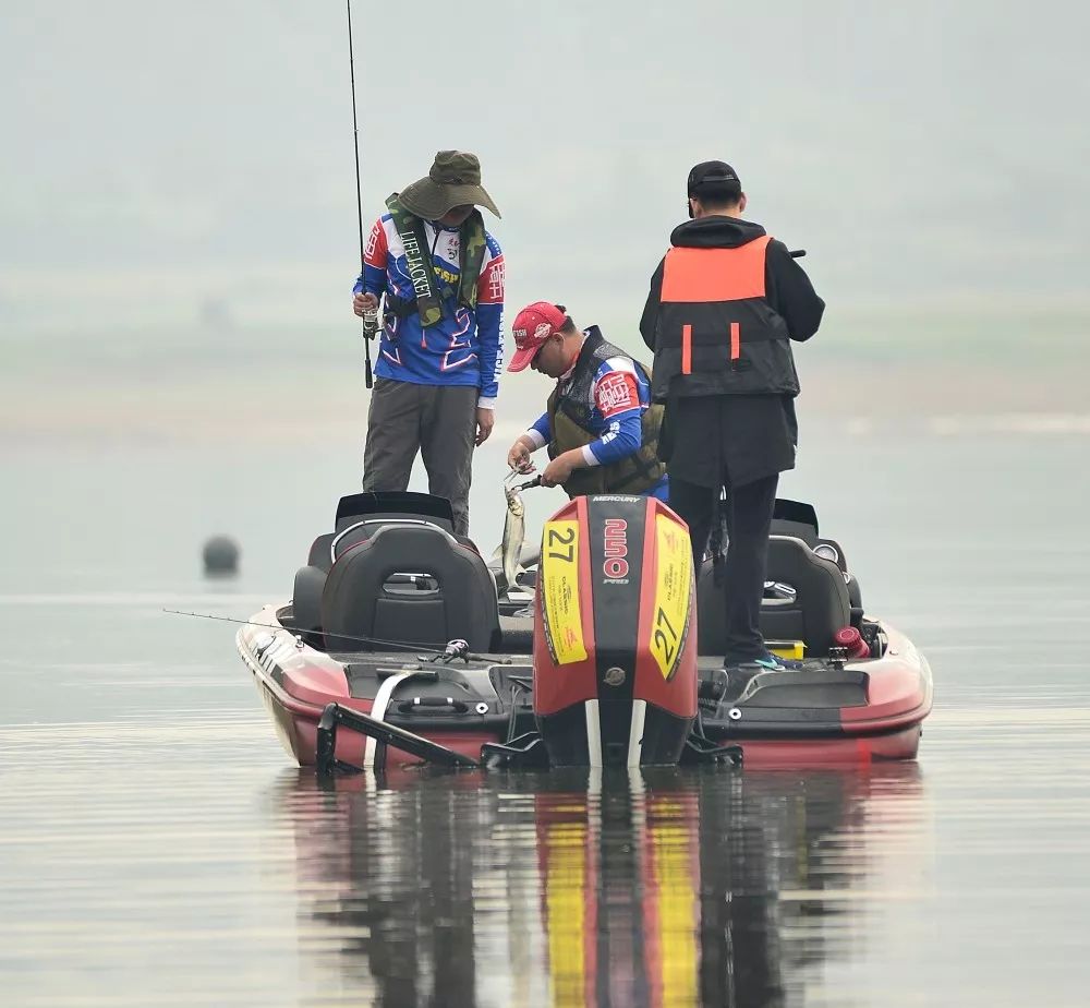 荣耀冠军夺冠,荣耀摘得年度盛典比赛