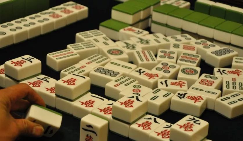 【警示】从“赌海”开始，一步步走进“毒海”，她就这样毁了自己……