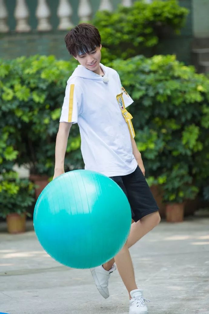 青春这个东西一文不值,青春这东西好像怎样看都会被辜负