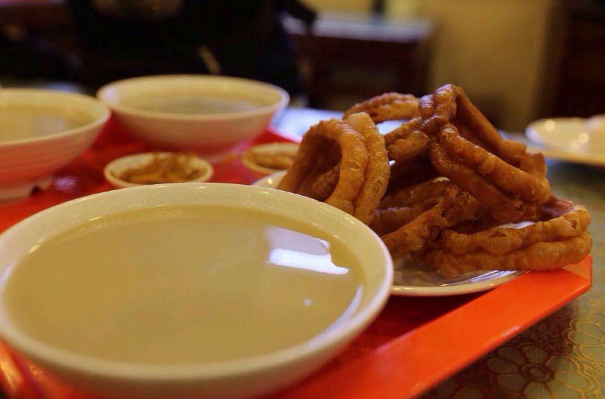 老北京人体验豆汁儿,北京豆汁儿北京当地人喝吗