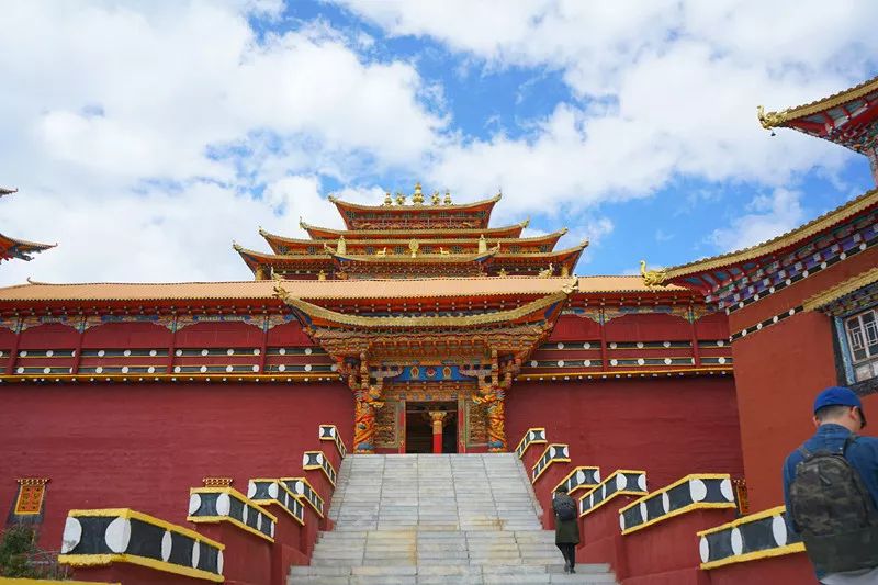 从丽江到茨中：菜场买恶魔果实、修道院酿酒士、高原油泼面……开启了无数的第一次|香格里拉环线（上）