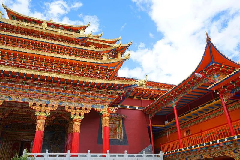 从丽江到茨中:菜场买恶魔果实、修道院酿酒士、高原油泼面……开启了无数的第一次|香格里拉环线(上)