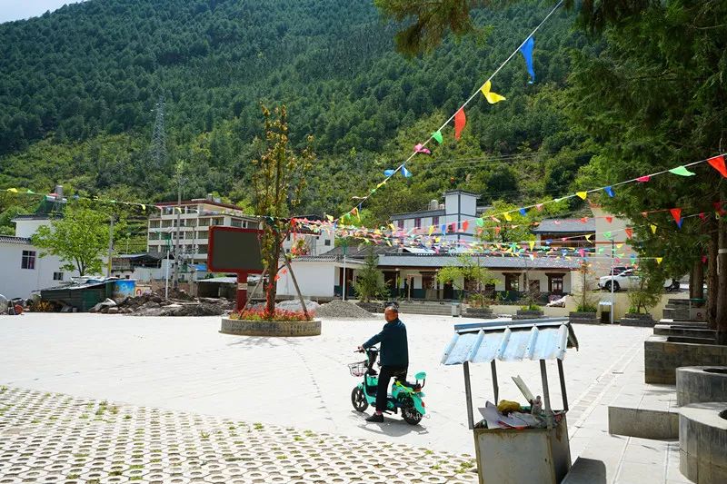 从丽江到茨中:菜场买恶魔果实、修道院酿酒士、高原油泼面……开启了无数的第一次|香格里拉环线(上)