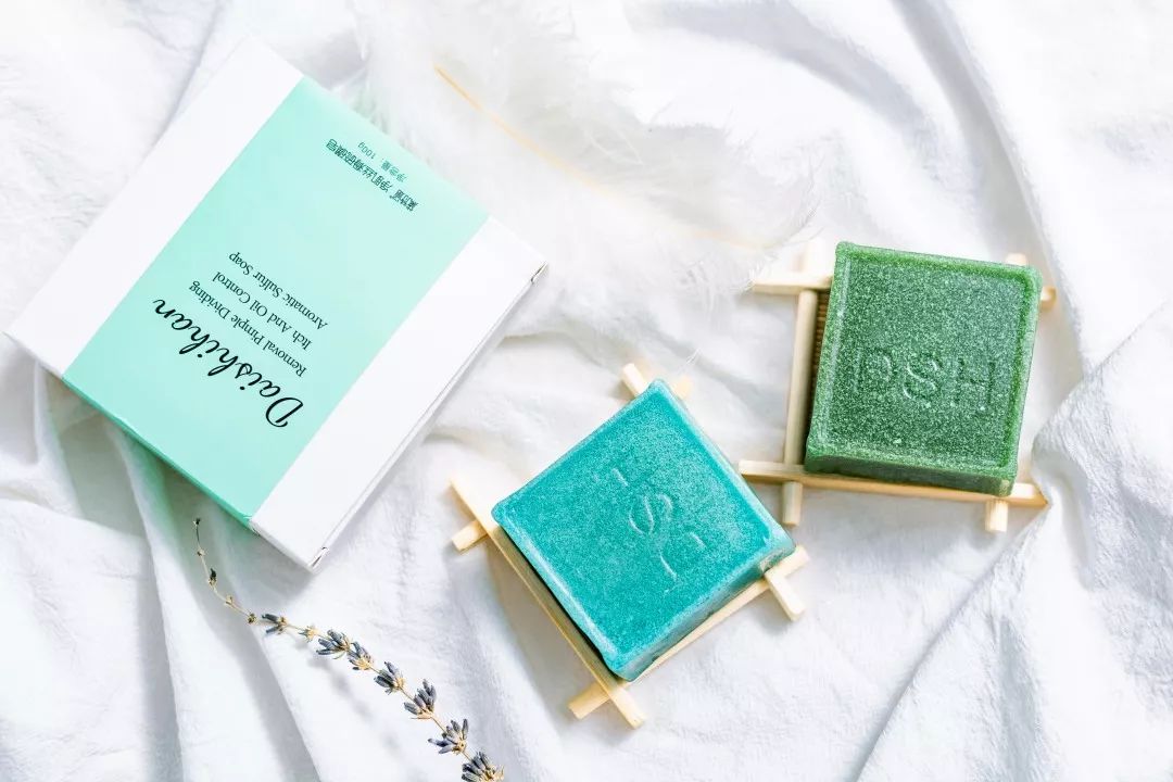 为什么能从鼻头上挤出白色的东西,鼻子挤出来的白丝是什么