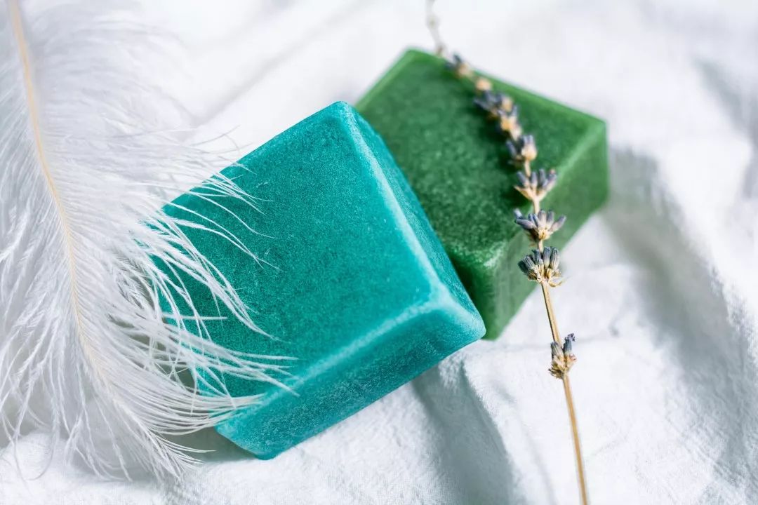 为什么能从鼻头上挤出白色的东西,鼻子挤出来的白丝是什么