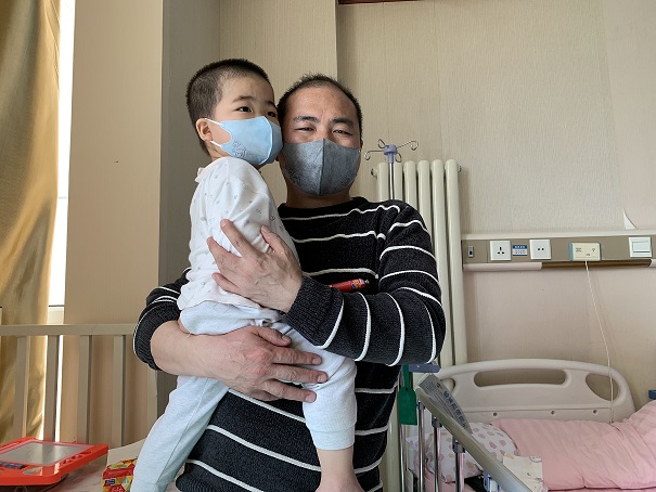 看病报销才知“人命不等价”，有人跪遍乡亲拿脸换钱，有人因为筹款，微信好友从2000人瞬间折半