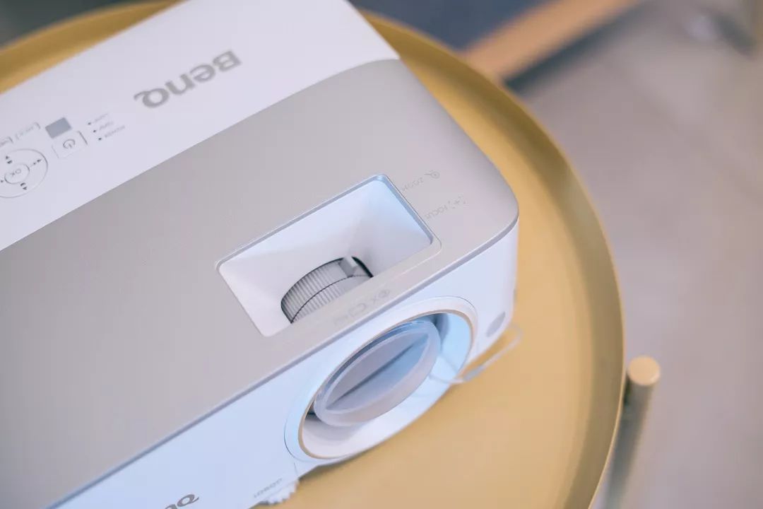 预告：明基新款智能家用色准投影仪，AI智能语音加持，在家打造专业影院在线学习娱乐中心