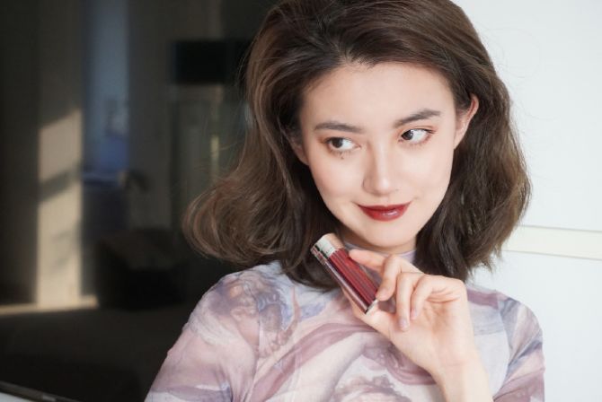 涂口红的女人是不是靠不住,涂口红女生太妖艳了