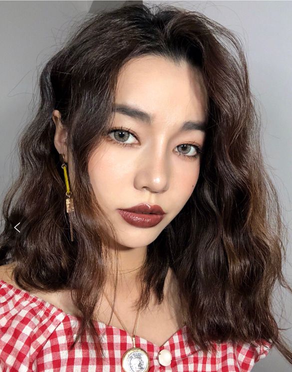 涂口红的女人是不是靠不住,涂口红女生太妖艳了