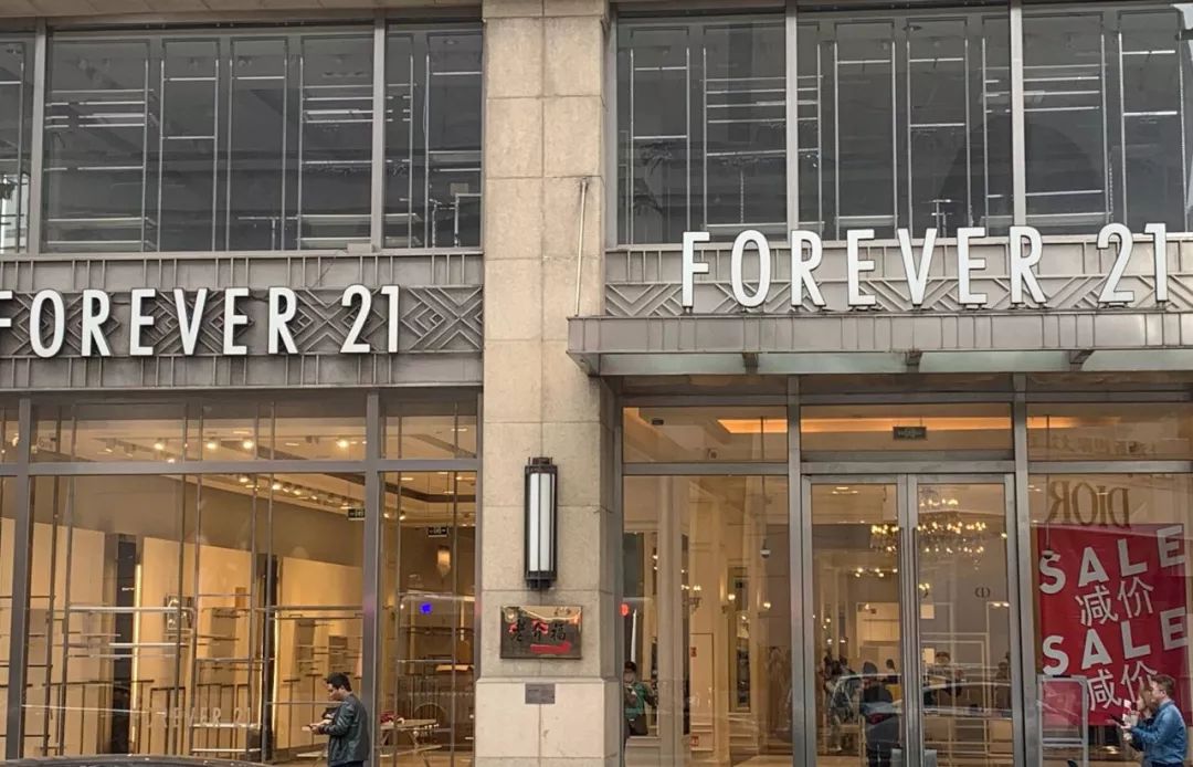 Burberry将关闭至少38家门店;Celine首次在中国推出电商服务;《VogueMe》时装大片被时尚博主指山寨英国摄影师