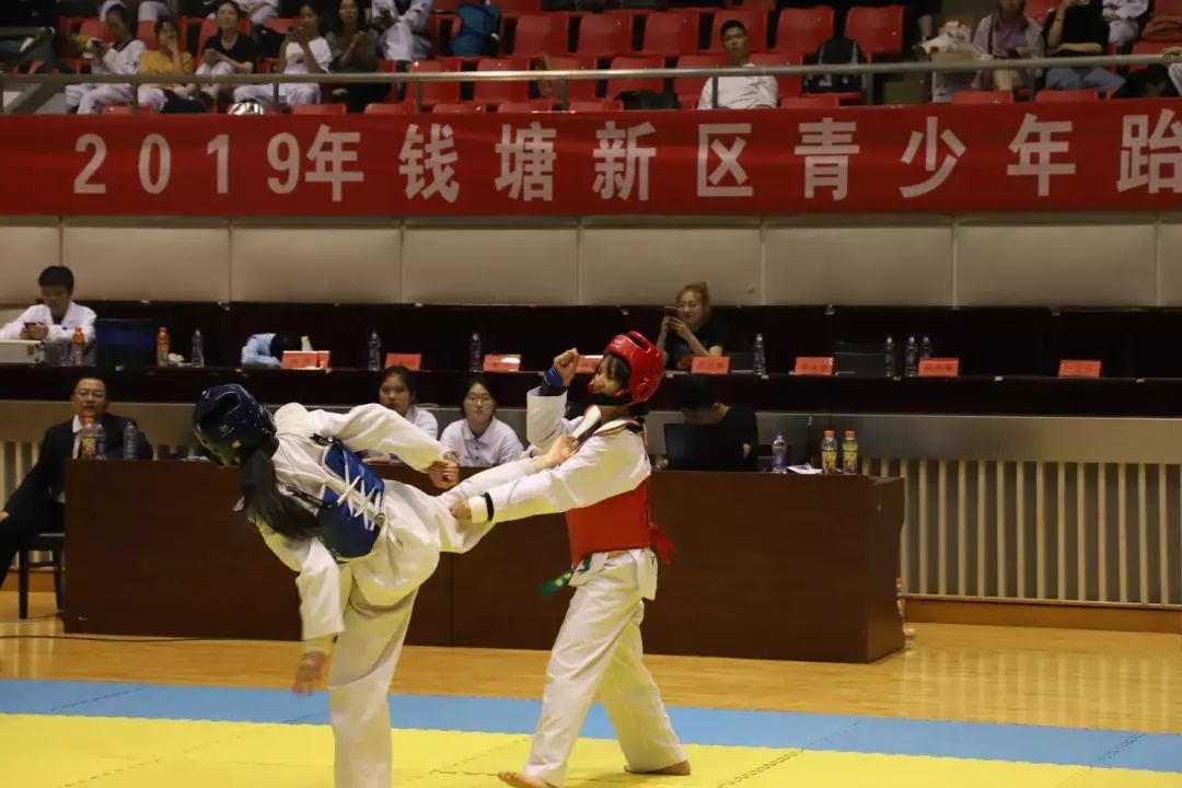 侧踢、前旋踢、腾空后旋……钱塘新区这场武林盛会，热闹非凡！