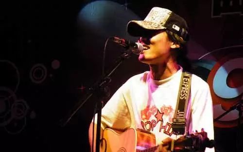 百万大学青年免费狂欢!AJ鞋展、街球大神空降,超多福利拿到手软!