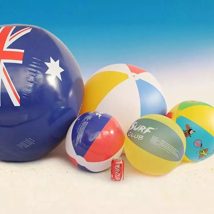 宝宝海边玩沙玩水,带娃最轻松方式莫过于挖沙